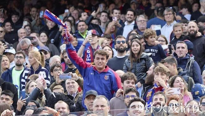 科贝记者：法兰克福球迷向巴萨球迷区投掷杂物